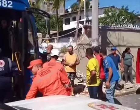 Motorista perde controle de ônibus após ser atacado e bate em muro em Boa Viagem