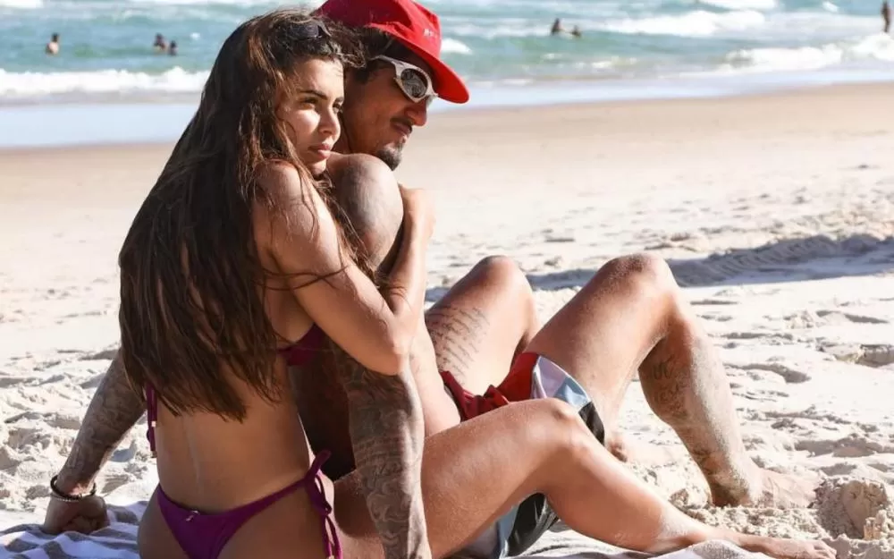 Gabriel Medina e Isabella Arantes curtem dia de praia