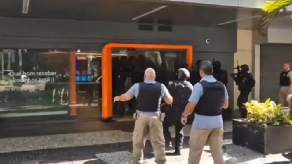 Vídeo: homem é baleado ao fazer mulher refém em banco no Leblon