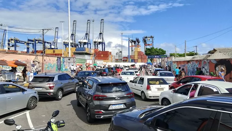 Haja paciência! Fila de embarque no ferry-boat cresce e supera 4 horas.