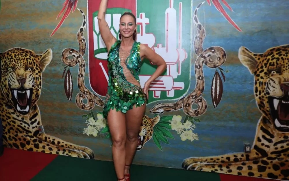 Paolla Oliveira é ovacionada em ensaio na Grande Rio após anunciar despedida.