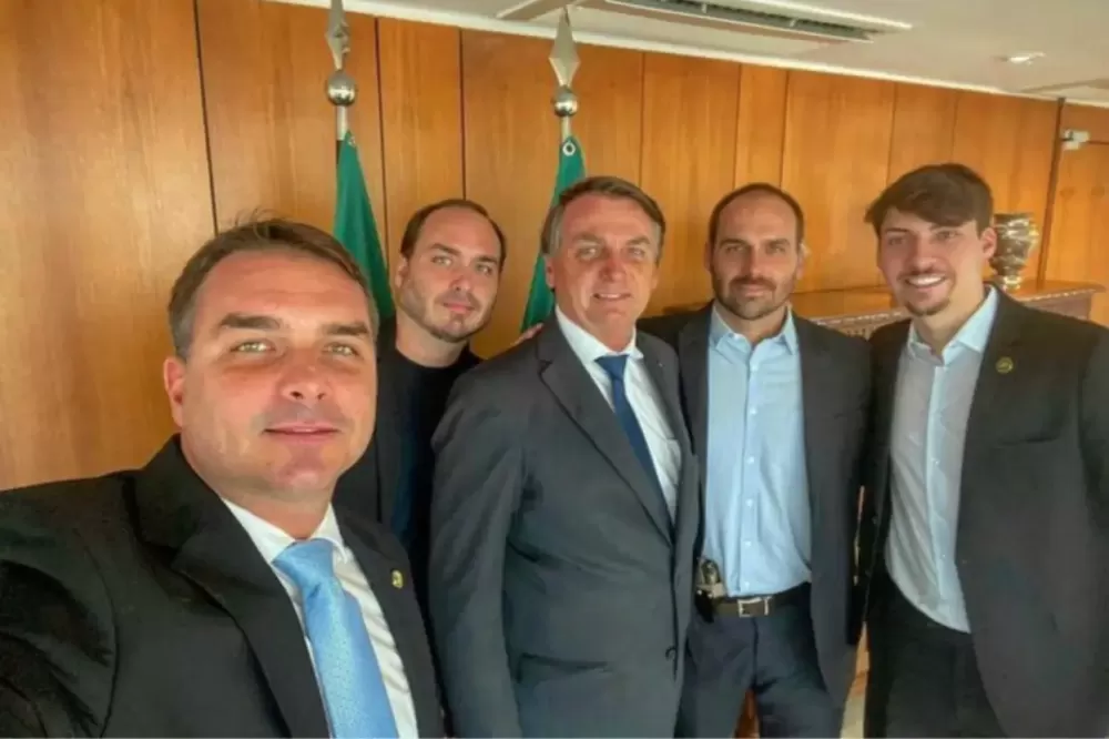 Moraes libera visitas dos filhos a Bolsonaro sem aval prévio