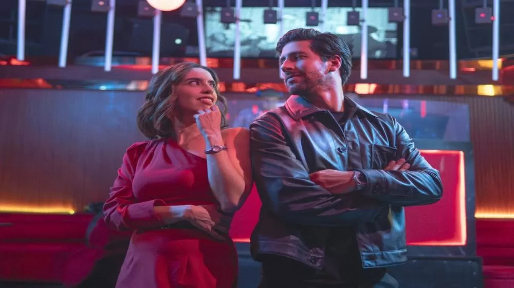 A comédia romântica da Netflix que transforma reuniões em batalhas emocionais