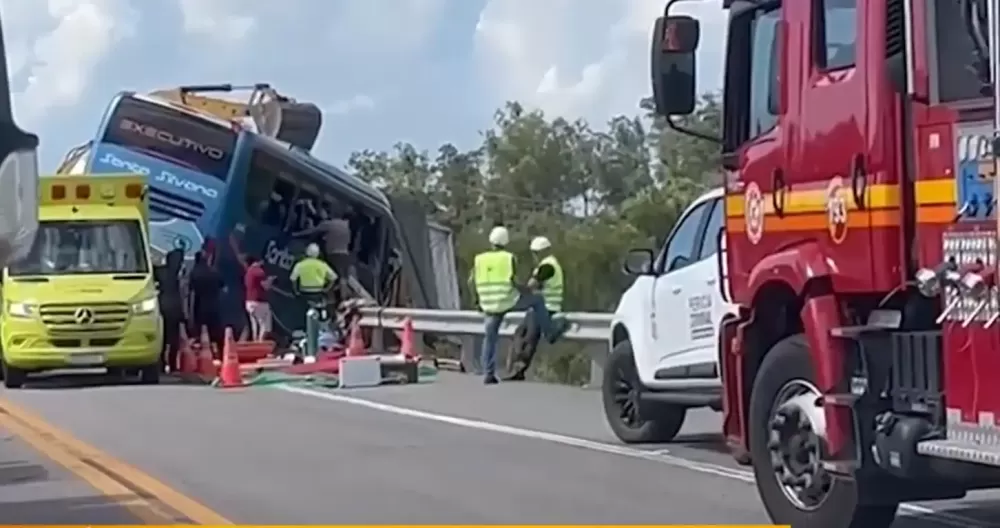 Acidente entre caminhão e ônibus deixa 11 mortos e ao menos 7 feridos no RS