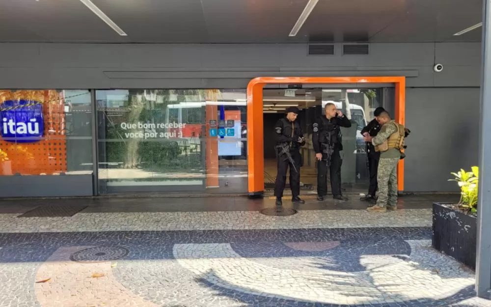 Homem é morto depois de fazer mulher refém dentro de banco, no Leblon.