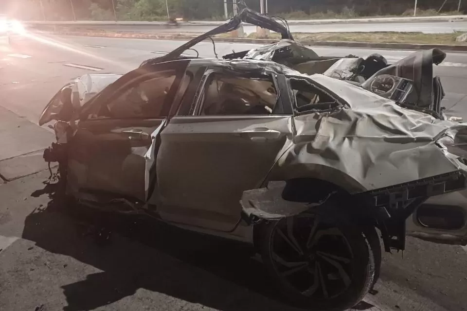 Carro capota, vai parar a 120 metros de distância e deixa dois feridos na BR-232