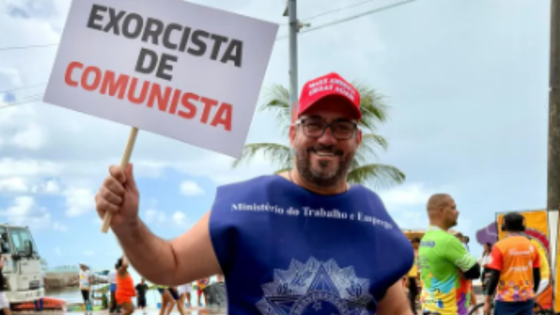 Em festa de pré-Carnaval, vereador bolsonarista usa fantasia de carteira de trabalho com cartaz: “Exorcista de comunista“