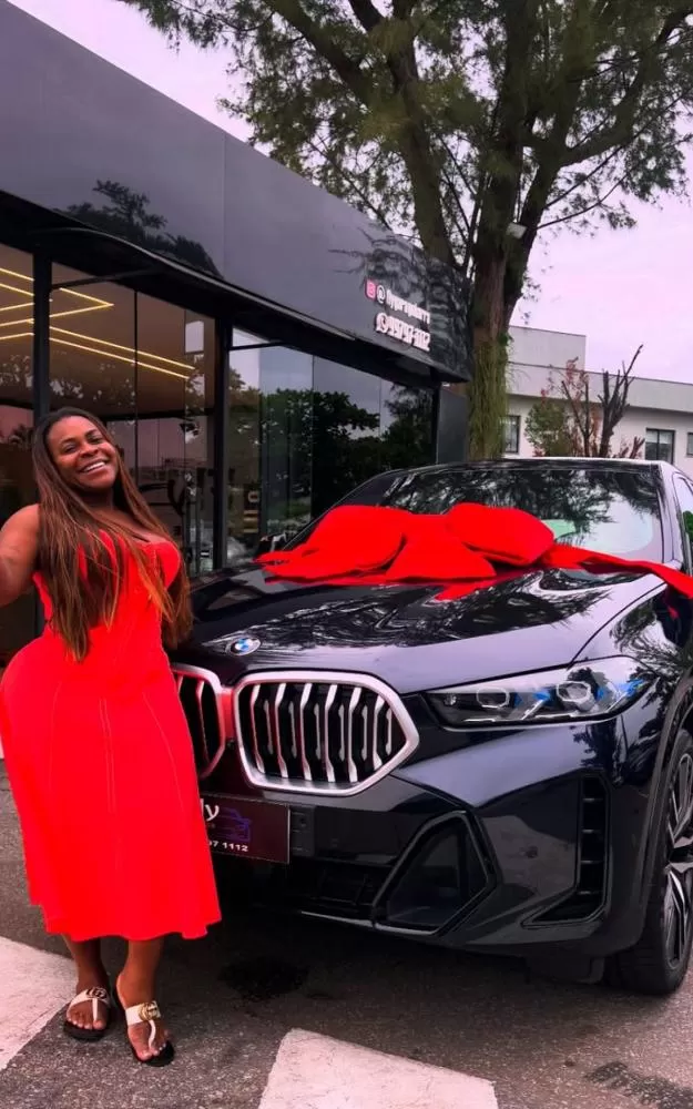 Jojo Todynho se presenteia com carro de luxo