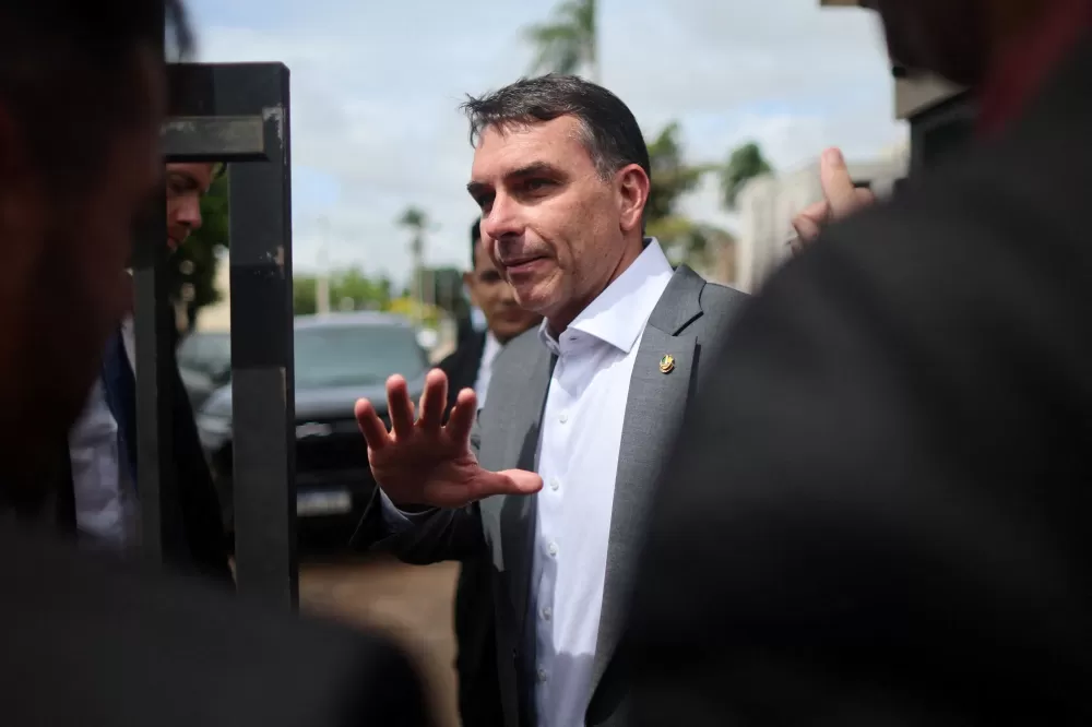 Flávio Bolsonaro atribui sucesso nas pesquisas ao sobrenome e herança política do pai
