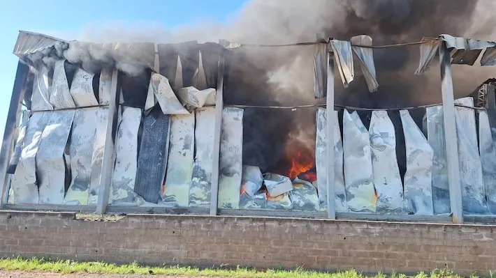 Incêndio de grandes proporções atinge fábrica de alimentos no Rio Grande do Sul