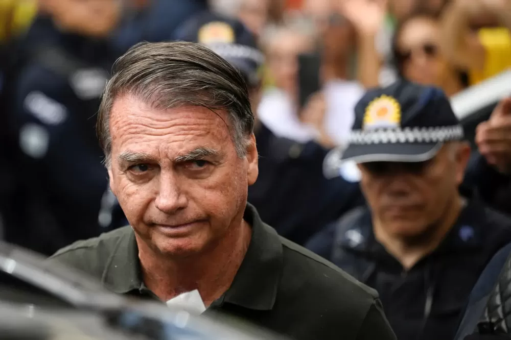 Bolsonaro chega a hospital em Brasília após Moraes autorizar exames após queda