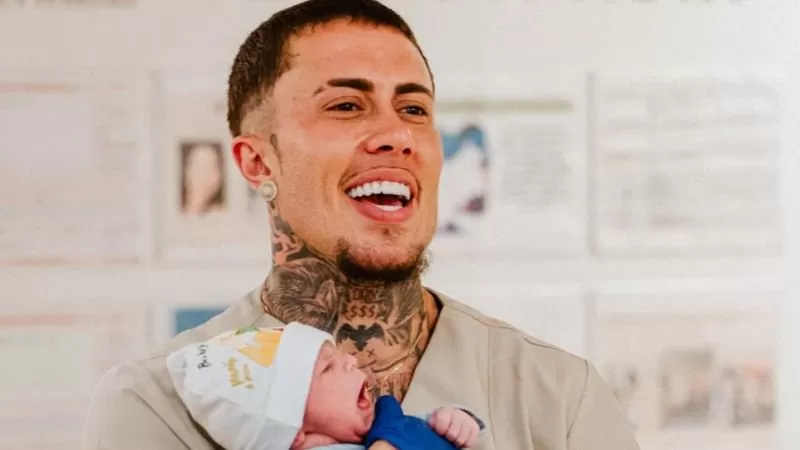 MC Daniel exibe rostinho do filho em novas fotos e se declara: 'Orei tanto por sua vinda'