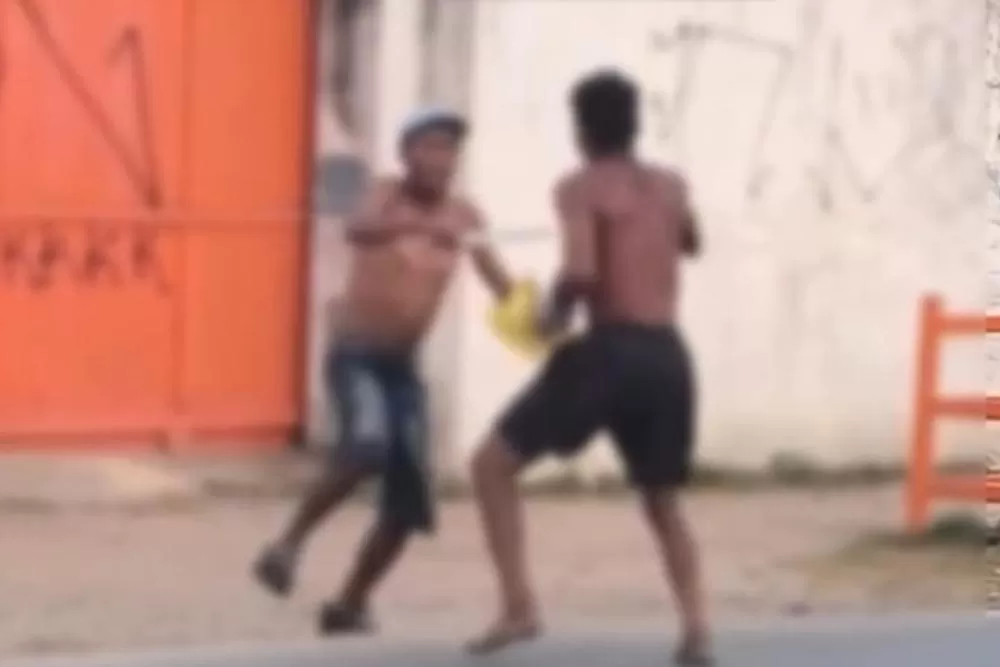 Vídeo mostra homens brigando com faca no meio de avenida em Olinda
