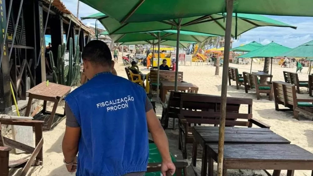 Quatro barracas são autuadas por cobrança irregular de consumação mínima na Praia do Francês