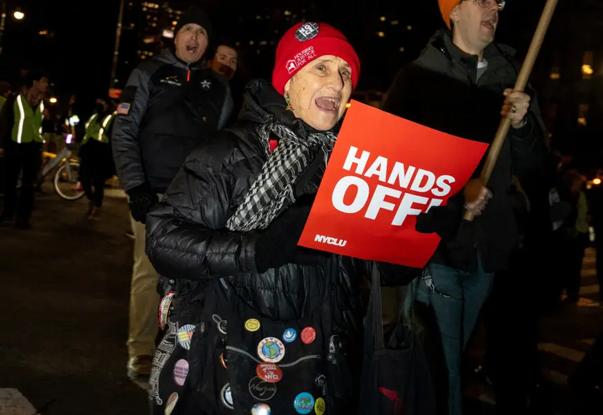 EUA têm protestos após mulher ser morta por agente de imigração em Minnesota