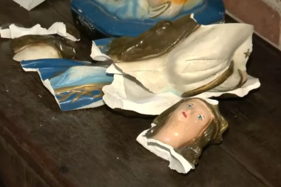 Mulher é presa após tentar agredir padre e destruir imagem religiosa em Igreja, em Paulista