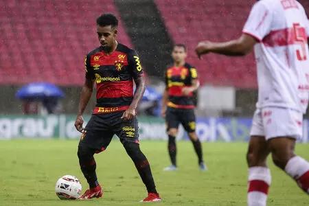 Sport oficializa a saída do lateral-direito Ewerthon; atleta abriu mão de metade das dívidas