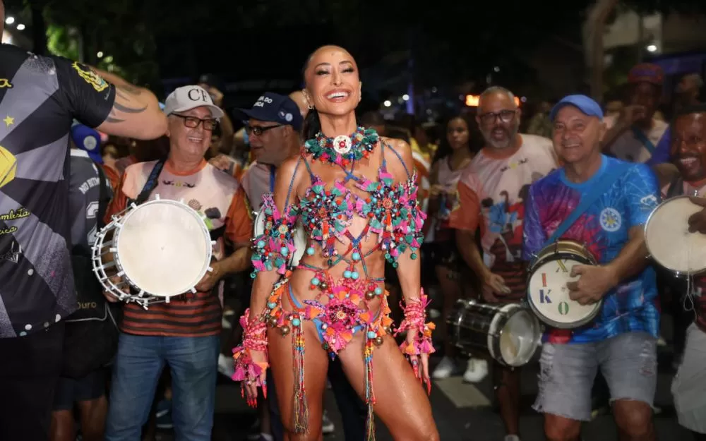 Com look colorido, Sabrina Sato exibe as curvas em ensaio de rua da Vila Isabel