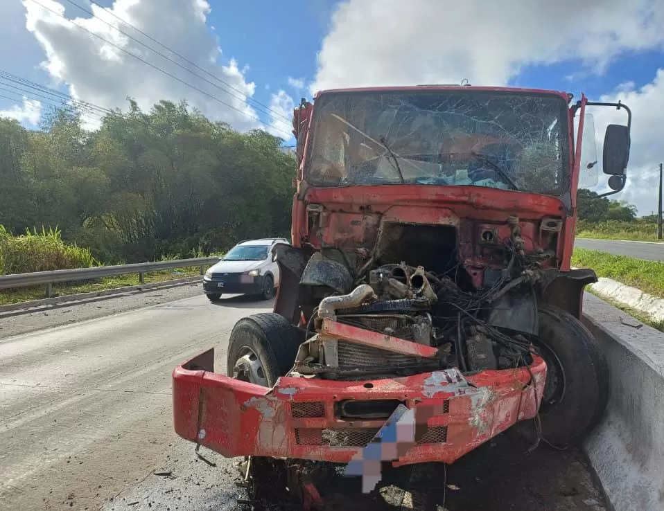 Caminhões colidem na BR 101 em Igarassu e homem fica ferido