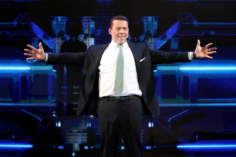 Palestrante bilionário que foi zelador enumera 3 habilidades para o sucesso