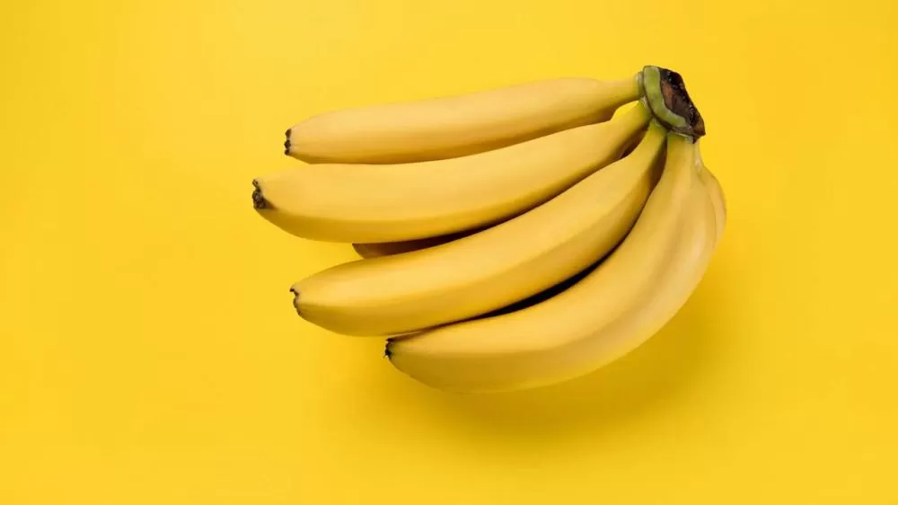 Por que a banana desafia a física e cresce apontando para o céu?