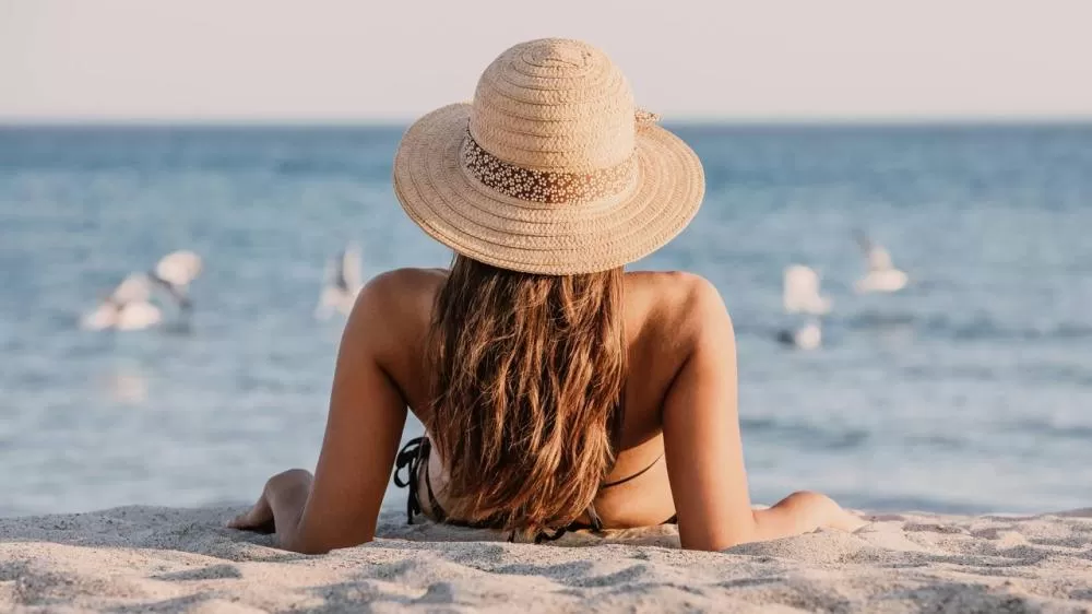 Aprenda a proteger seu cabelo na praia de uma forma simples
