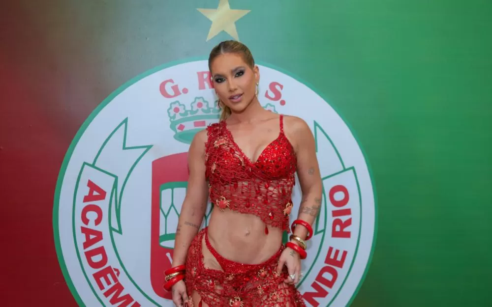 Virginia Fonseca comparece ao ensaio na quadra da Grande Rio