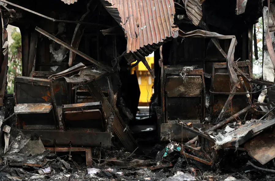 Tailândia: guindaste cai, descarrila trem, provoca incêndio e deixa mortos e feridos