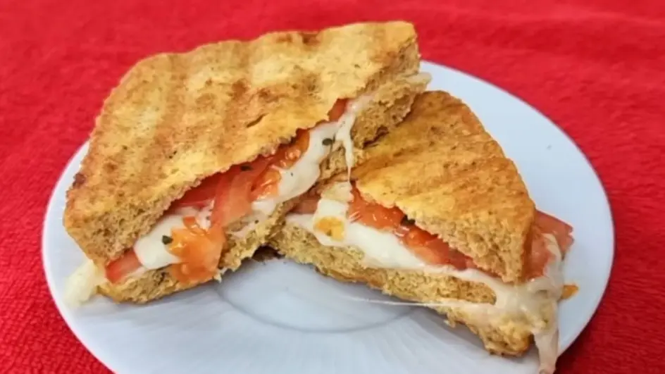 Esse pão pronto em minutos com quase zero carboidratos é a opção perfeita para o café da manhã