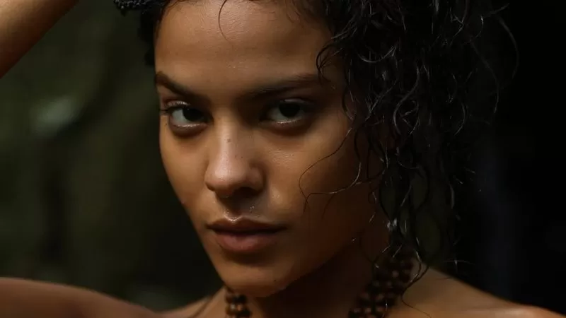 Bella Campos enlouquece internautas com seios à mostra e barriga trincada; veja fotos