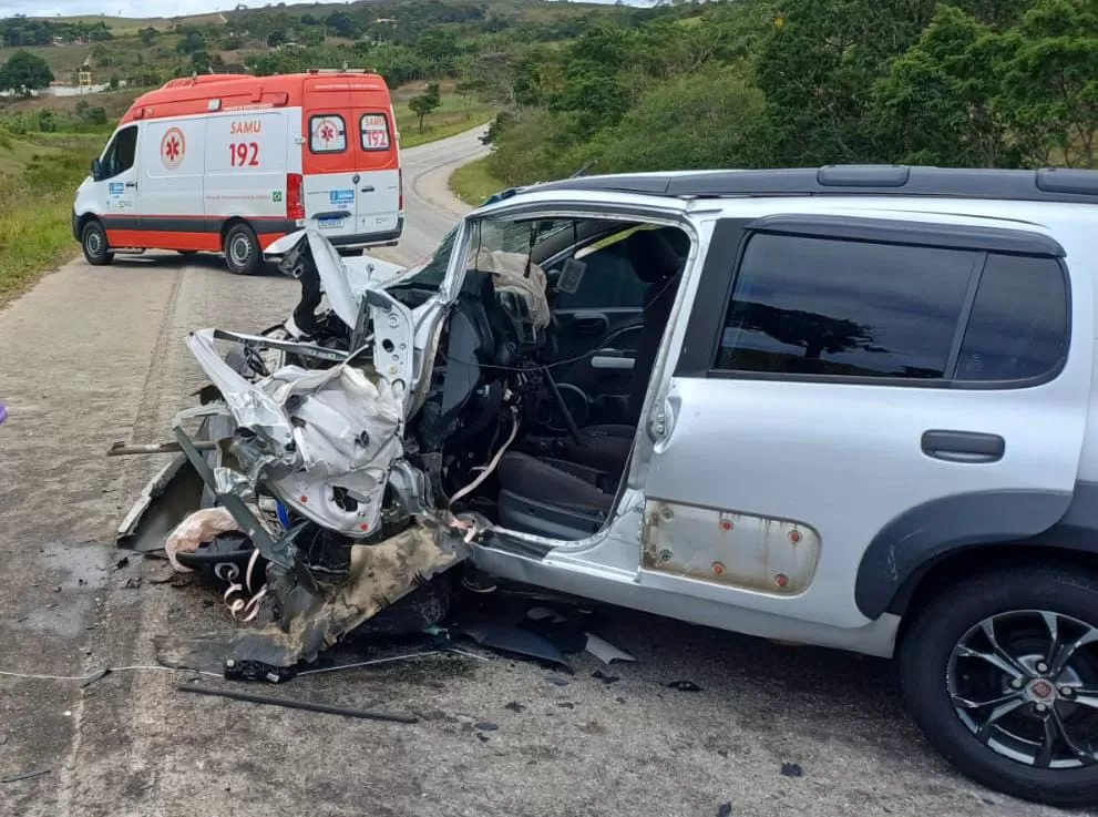 Pai , filho e outro homem morrem em acidente entre dois carros em BR e duas pessoas ficam feridas