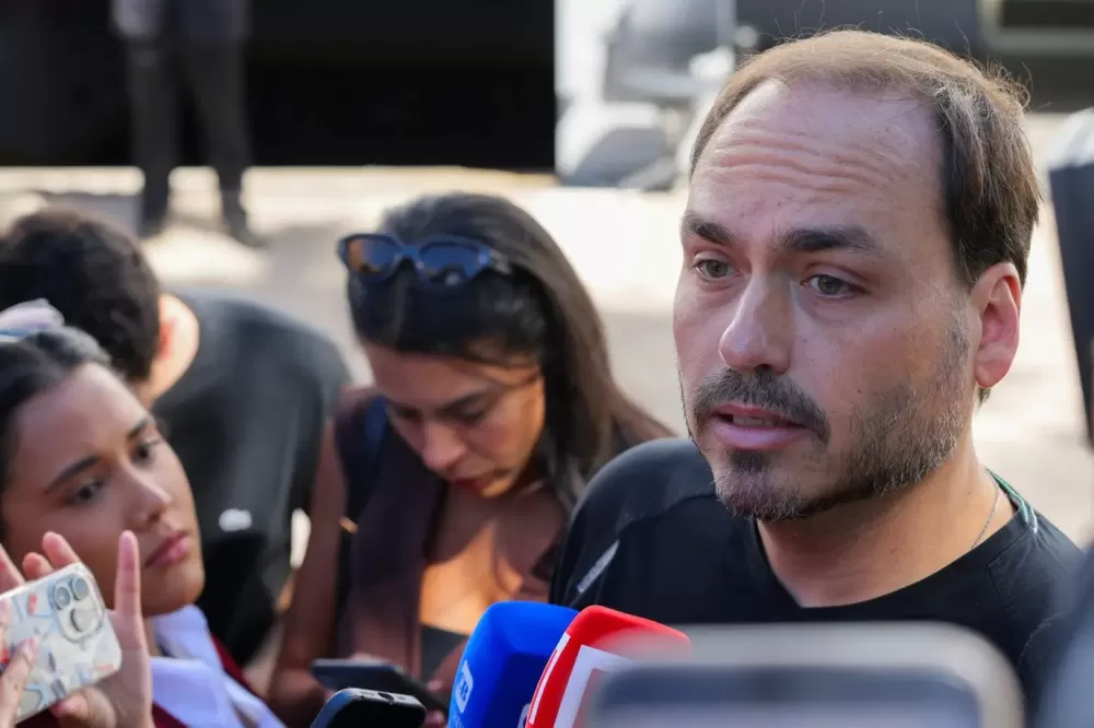 “Marco de confronto institucional”, diz Carlos sobre Bolsonaro na “Papudinha”