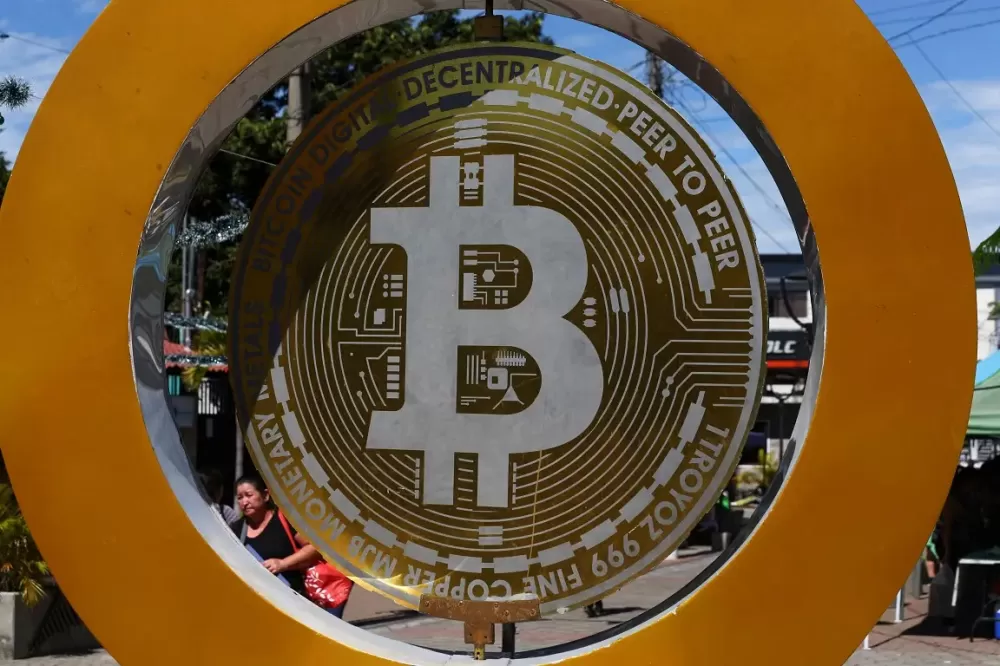Bitcoin hoje: cripto cai, com cautela sobre avanços regulatórios para setor cripto