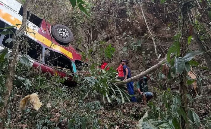 Foto Divulgação ônibus tombou e capotou na ribanceira ao longo da Serra da Barriga