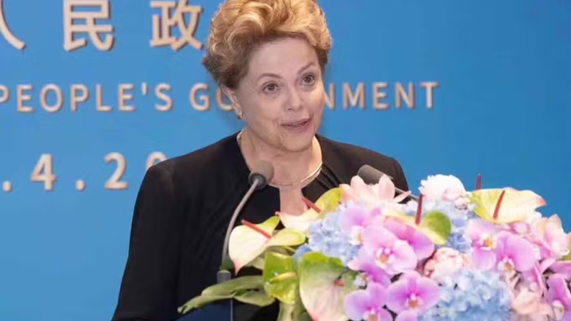 Ex-presidente Dilma Rousseff é internada na China após passar mal.