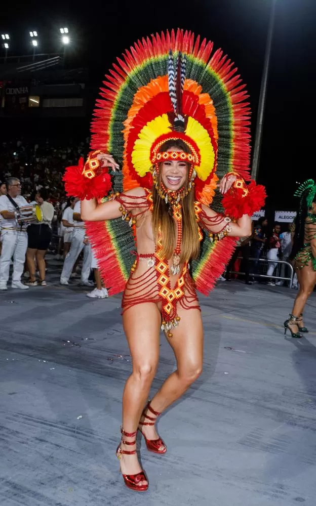 Lexa se esbalda em ensaio técnico da Dragões da Real em São Paulo