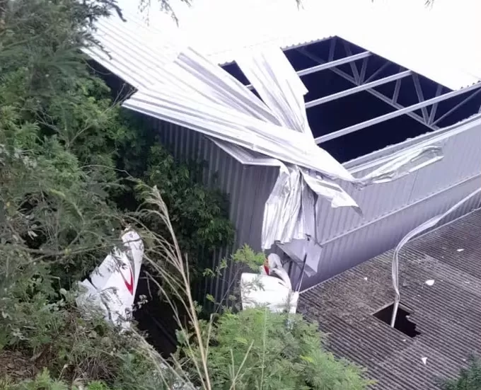 Avião de pequeno porte cai em galpão de oficina em Guarapari, no Espírito Santo