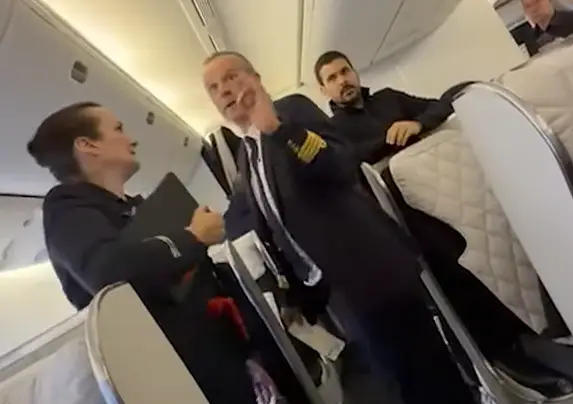 Família alega prejuízo de R$ 100 mil após ser expulsa de voo da Air France.