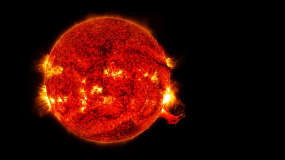 O Sol tem explosão intensa e lança jato de massa coronal em direção à Terra.