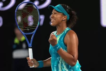Naomi Osaka faz entrada triunfal em quadra e estreia com vitória no Australian Open