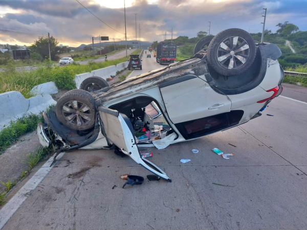 Carro capota na BR-232 em Caruaru e motorista fica ferida