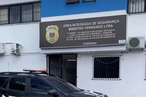Adolescente é encontrado morto com mãos algemadas em Caruaru.