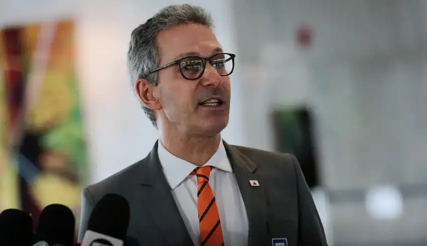 Oposição acusa Zema por uso de avião oficial para compromissos de pré-campanha