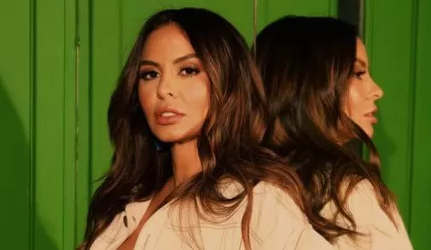 Alinne Rosa ostenta corpão e barriga trincada para divulgar tema do Carnaval 2026 e enlouquece seguidores; veja fotos