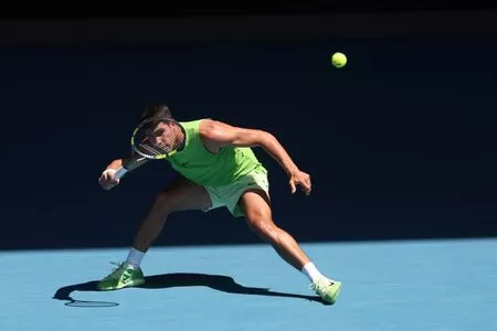 Alcaraz leva susto mas garante vitória no Australian Open; Sabalenka também avança