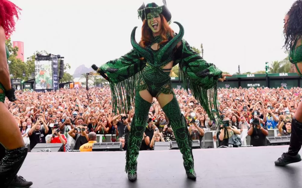 Anitta aposta em look ousado e recebe convidados especiais em show no Rio.