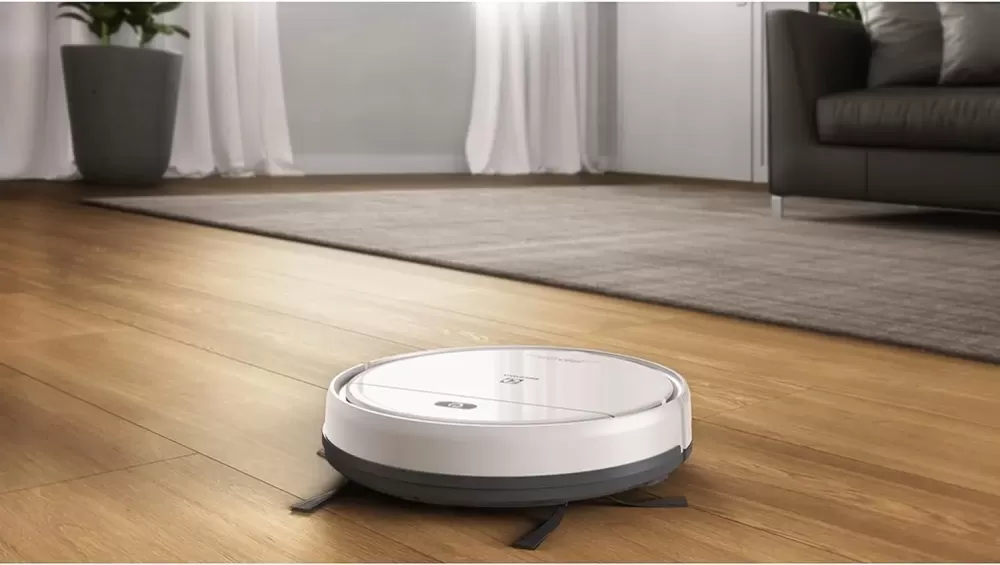 Aspirador robô Electrolux ERB11 tira pó, varre e passa pano.