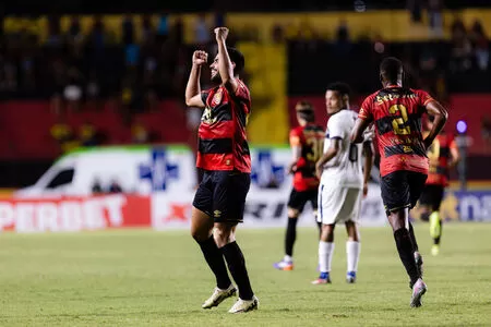 Zé Roberto celebra reestreia no Sport e gol diante do Decisão
