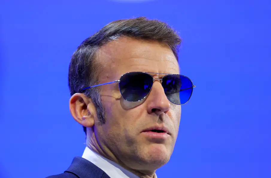 Óculos “Top Gun” de Macron em Davos fazem ação de fabricante saltar 28%
