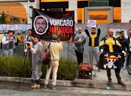 MBL faz ato contra Toffoli, Moraes e Vorcaro em frente à sede do Master na Faria Lima